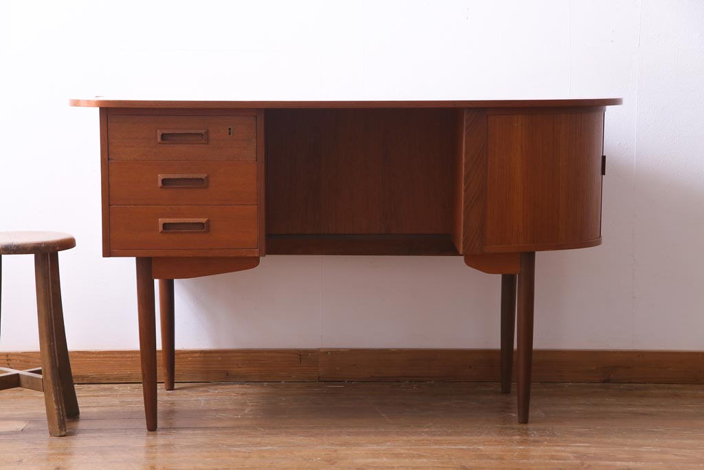 ビンテージ　北欧家具　チーク材　美しい木肌と柔らかなフォルムがお洒落なキドニーデスク(机、在宅ワーク、在宅用パートナーデスク、ヴィンテージ)