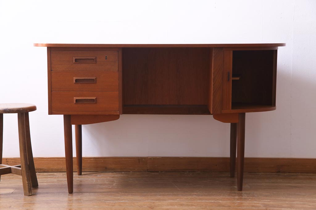 ビンテージ　北欧家具　チーク材　美しい木肌と柔らかなフォルムがお洒落なキドニーデスク(机、在宅ワーク、在宅用パートナーデスク、ヴィンテージ)