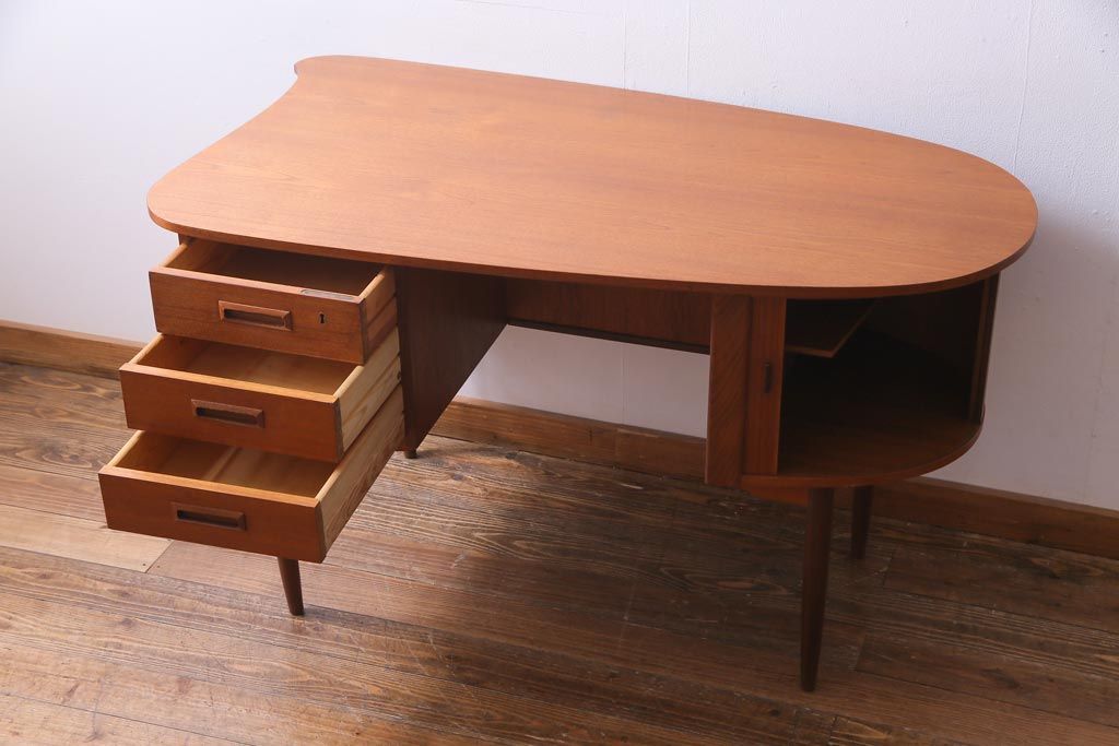 ビンテージ　北欧家具　チーク材　美しい木肌と柔らかなフォルムがお洒落なキドニーデスク(机、在宅ワーク、在宅用パートナーデスク、ヴィンテージ)