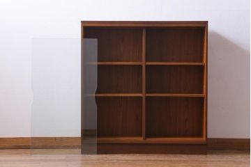 ヴィンテージ家具　北欧ビンテージ　ミッドセンチュリーな雰囲気漂うシンプルなガラス戸棚(キャビネット、本箱、収納棚)