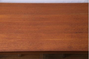 ヴィンテージ家具　北欧ビンテージ　ミッドセンチュリーな雰囲気漂うシンプルなガラス戸棚(キャビネット、本箱、収納棚)