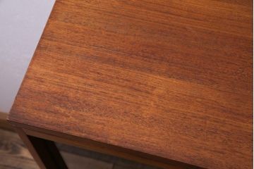 ヴィンテージ家具　北欧ビンテージ　ミッドセンチュリーな雰囲気漂うシンプルなガラス戸棚(キャビネット、本箱、収納棚)