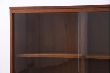 ヴィンテージ家具　北欧ビンテージ　ミッドセンチュリーな雰囲気漂うシンプルなガラス戸棚(キャビネット、本箱、収納棚)