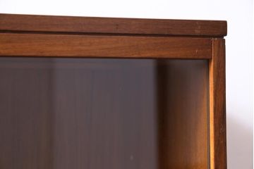 ヴィンテージ家具　北欧ビンテージ　ミッドセンチュリーな雰囲気漂うシンプルなガラス戸棚(キャビネット、本箱、収納棚)