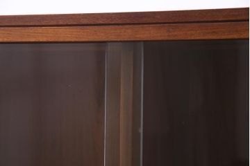 ヴィンテージ家具　北欧ビンテージ　ミッドセンチュリーな雰囲気漂うシンプルなガラス戸棚(キャビネット、本箱、収納棚)