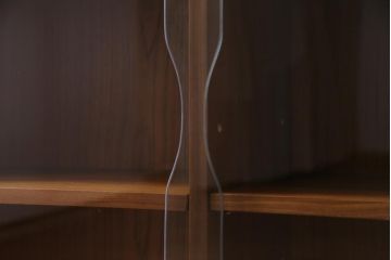ヴィンテージ家具　北欧ビンテージ　ミッドセンチュリーな雰囲気漂うシンプルなガラス戸棚(キャビネット、本箱、収納棚)