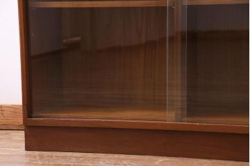 ヴィンテージ家具　北欧ビンテージ　ミッドセンチュリーな雰囲気漂うシンプルなガラス戸棚(キャビネット、本箱、収納棚)
