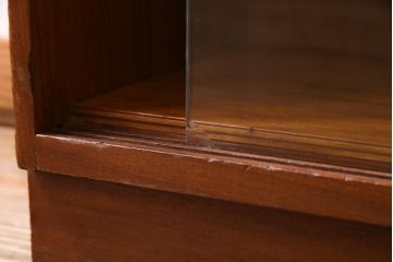 ヴィンテージ家具　北欧ビンテージ　ミッドセンチュリーな雰囲気漂うシンプルなガラス戸棚(キャビネット、本箱、収納棚)