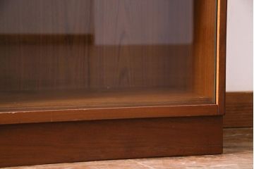 ヴィンテージ家具　北欧ビンテージ　ミッドセンチュリーな雰囲気漂うシンプルなガラス戸棚(キャビネット、本箱、収納棚)