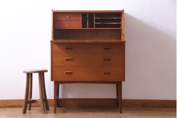 ヴィンテージ家具　北欧ビンテージ　チーク材　細身の脚がおしゃれなライティングビューロー(簿記机、在宅ワーク、在宅用デスク)