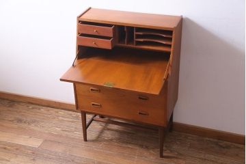 ヴィンテージ家具　北欧ビンテージ　チーク材　細身の脚がおしゃれなライティングビューロー(簿記机、在宅ワーク、在宅用デスク)