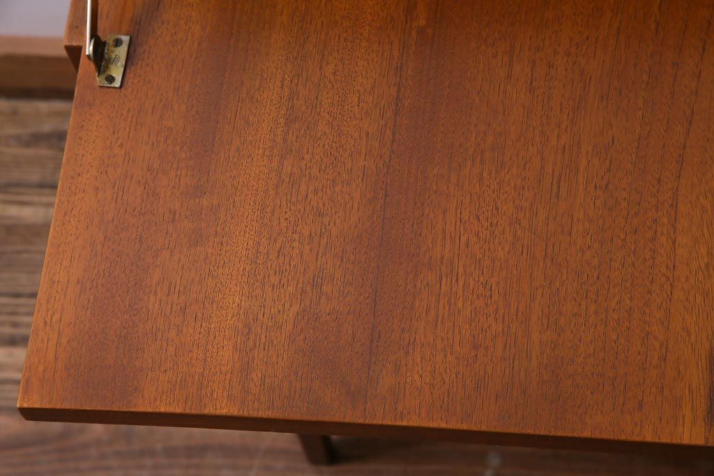 ヴィンテージ家具　北欧ビンテージ　チーク材　細身の脚がおしゃれなライティングビューロー(簿記机、在宅ワーク、在宅用デスク)