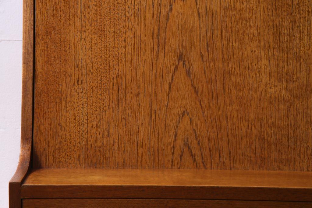 ヴィンテージ家具　北欧ビンテージ　チーク材　細身の脚がおしゃれなライティングビューロー(簿記机、在宅ワーク、在宅用デスク)