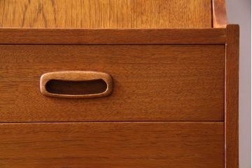 ヴィンテージ家具　北欧ビンテージ　チーク材　細身の脚がおしゃれなライティングビューロー(簿記机、在宅ワーク、在宅用デスク)