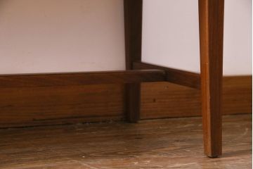 ヴィンテージ家具　北欧ビンテージ　チーク材　細身の脚がおしゃれなライティングビューロー(簿記机、在宅ワーク、在宅用デスク)