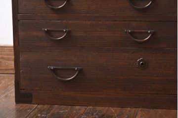 アンティーク家具　和製アンティーク　総桐材　凝った作りの銅金具が趣き深い小箪笥(小引き出し、収納棚、戸棚、桐箪笥、桐たんす)