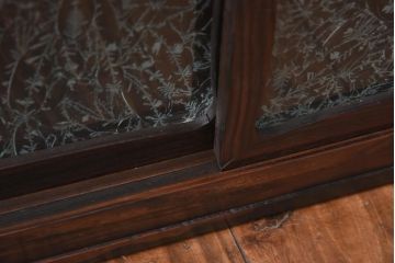 アンティーク家具　和製アンティーク　黒檀・欅　結霜ガラスが趣添える古い置き床(置床、収納棚、飾り台)