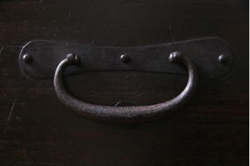 アンティーク家具　リメイク　暗く渋さのある色合いが魅力的な箪笥リビングボード(チェスト、引き出し)