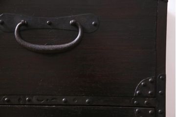 アンティーク家具　リメイク　暗く渋さのある色合いが魅力的な箪笥リビングボード(チェスト、引き出し)