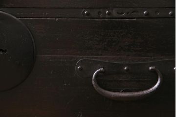 アンティーク家具　リメイク　暗く渋さのある色合いが魅力的な箪笥リビングボード(チェスト、引き出し)