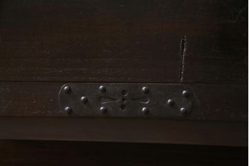 アンティーク家具　リメイク　暗く渋さのある色合いが魅力的な箪笥リビングボード(チェスト、引き出し)