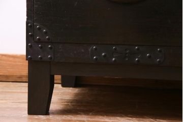 アンティーク家具　リメイク　暗く渋さのある色合いが魅力的な箪笥リビングボード(チェスト、引き出し)