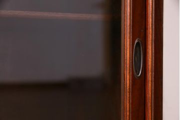 アンティーク家具　和製アンティーク　三方ケヤキ材　上手物!　丁寧な作りが美しい漆塗りの茶箪笥(茶棚、飾り棚)