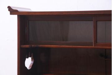 アンティーク家具　和製アンティーク　三方ケヤキ材　上手物!　丁寧な作りが美しい漆塗りの茶箪笥(茶棚、飾り棚)