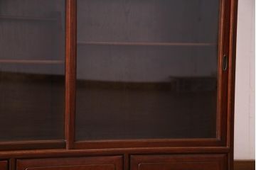 アンティーク家具　和製アンティーク　三方ケヤキ材　上手物!　丁寧な作りが美しい漆塗りの茶箪笥(茶棚、飾り棚)