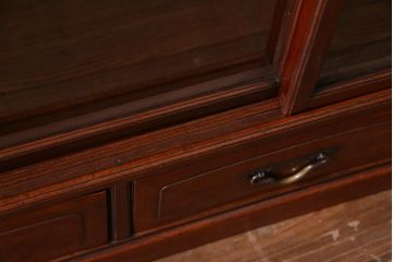 アンティーク家具　和製アンティーク　三方ケヤキ材　上手物!　丁寧な作りが美しい漆塗りの茶箪笥(茶棚、飾り棚)