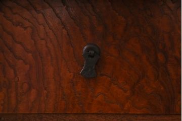 アンティーク家具　上手物!　前面ケヤキ玉杢材　黒柿材　漆塗り　三方ケヤキの高級重ね箪笥(和タンス、引き出し)