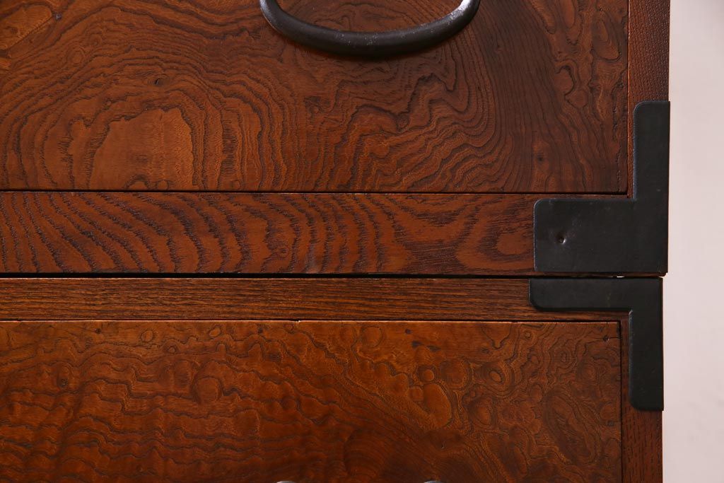 アンティーク家具　上手物!　前面ケヤキ玉杢材　黒柿材　漆塗り　三方ケヤキの高級重ね箪笥(和タンス、引き出し)