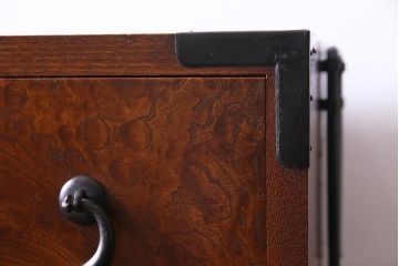 アンティーク家具　上手物!　前面ケヤキ玉杢材　黒柿材　漆塗り　三方ケヤキの高級重ね箪笥(和タンス、引き出し)
