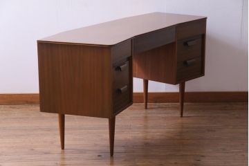ヴィンテージ家具　イギリスビンテージ　Uniflex Furniture　ウォールナット　木のぬくもり感じる北欧スタイルの両袖デスク(机、在宅ワーク、在宅用作業台、サイドボード)