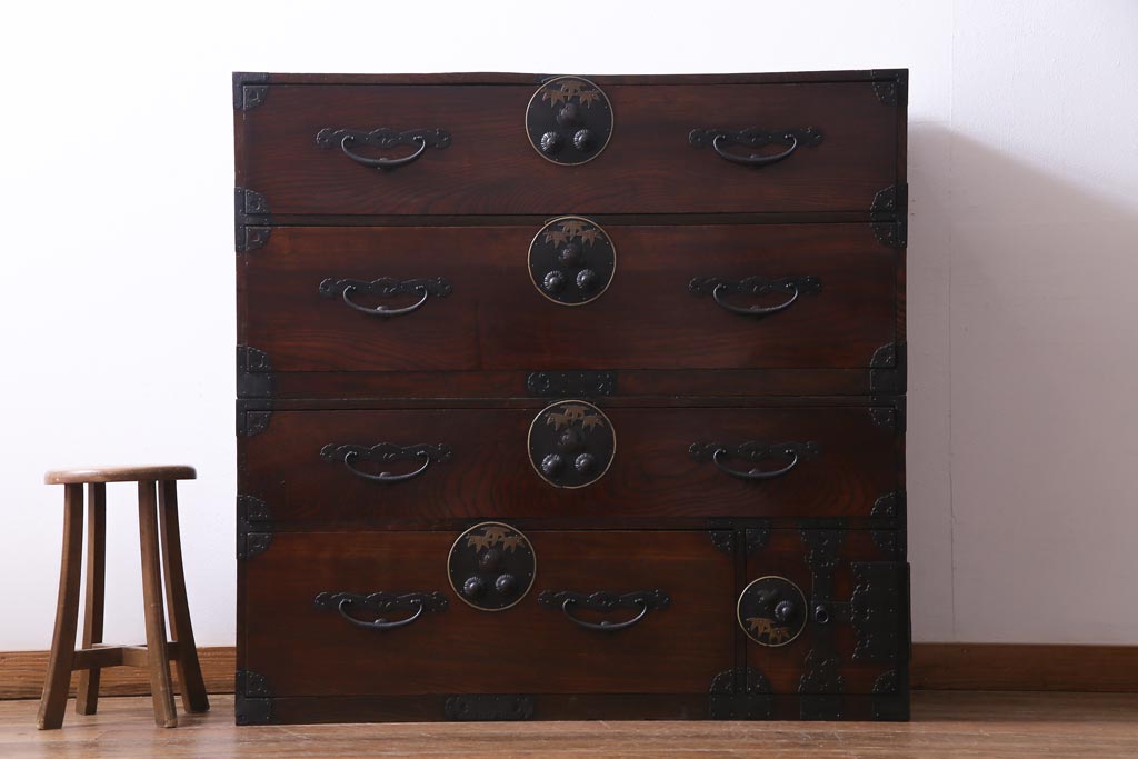 アンティーク家具　和製アンティーク　前面ケヤキ材　鳥モチーフの金具が可愛らしい重ね二本松箪笥(引き出し、衣装箪笥)