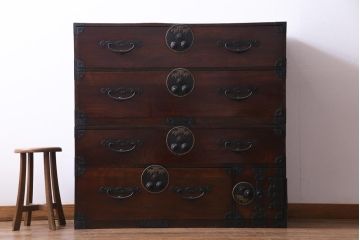 アンティーク家具　和製アンティーク　前面ケヤキ材　鳥モチーフの金具が可愛らしい重ね二本松箪笥(引き出し、衣装箪笥)