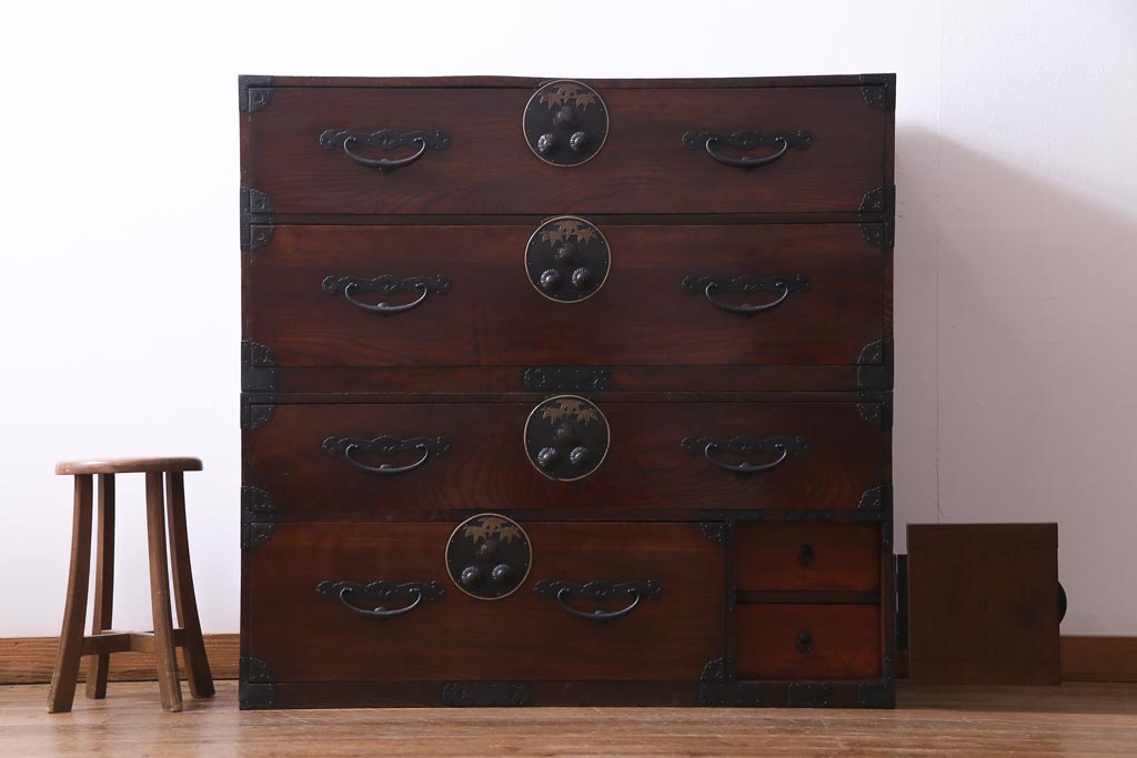 アンティーク家具　和製アンティーク　前面ケヤキ材　鳥モチーフの金具が可愛らしい重ね二本松箪笥(引き出し、衣装箪笥)