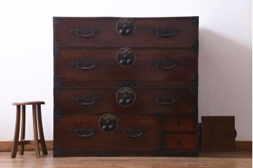 アンティーク家具　和製アンティーク　前面ケヤキ材　鳥モチーフの金具が可愛らしい重ね二本松箪笥(引き出し、衣装箪笥)