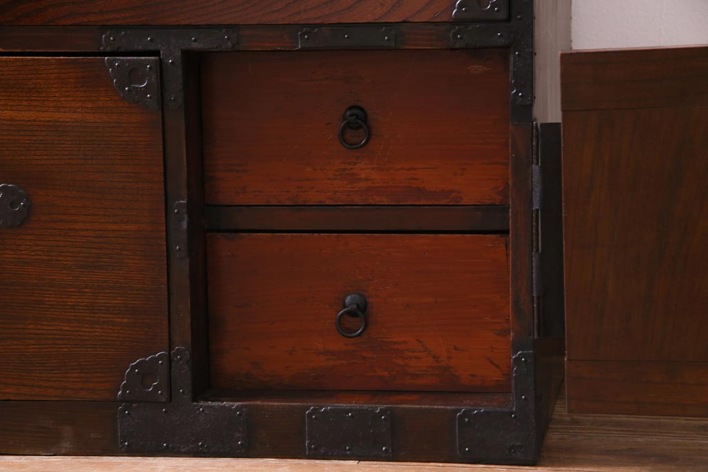 アンティーク家具　和製アンティーク　前面ケヤキ材　鳥モチーフの金具が可愛らしい重ね二本松箪笥(引き出し、衣装箪笥)