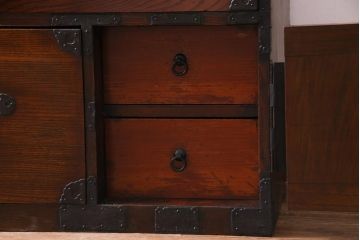 アンティーク家具　和製アンティーク　前面ケヤキ材　鳥モチーフの金具が可愛らしい重ね二本松箪笥(引き出し、衣装箪笥)