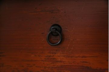 アンティーク家具　和製アンティーク　前面ケヤキ材　鳥モチーフの金具が可愛らしい重ね二本松箪笥(引き出し、衣装箪笥)