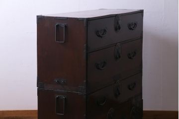 アンティーク家具　和製アンティーク　前面ケヤキ材　鳥モチーフの金具が可愛らしい重ね二本松箪笥(引き出し、衣装箪笥)