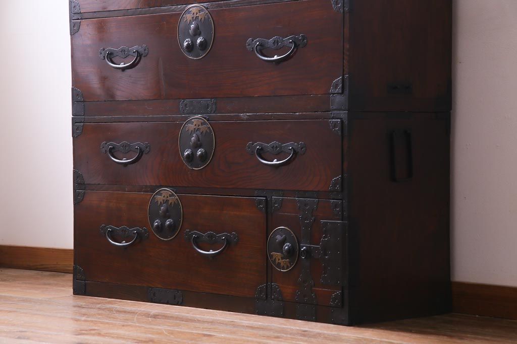 アンティーク家具　和製アンティーク　前面ケヤキ材　鳥モチーフの金具が可愛らしい重ね二本松箪笥(引き出し、衣装箪笥)