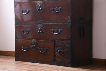 アンティーク家具　和製アンティーク　前面ケヤキ材　鳥モチーフの金具が可愛らしい重ね二本松箪笥(引き出し、衣装箪笥)