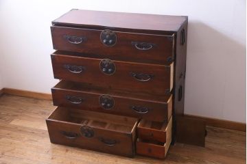 アンティーク家具　和製アンティーク　前面ケヤキ材　鳥モチーフの金具が可愛らしい重ね二本松箪笥(引き出し、衣装箪笥)