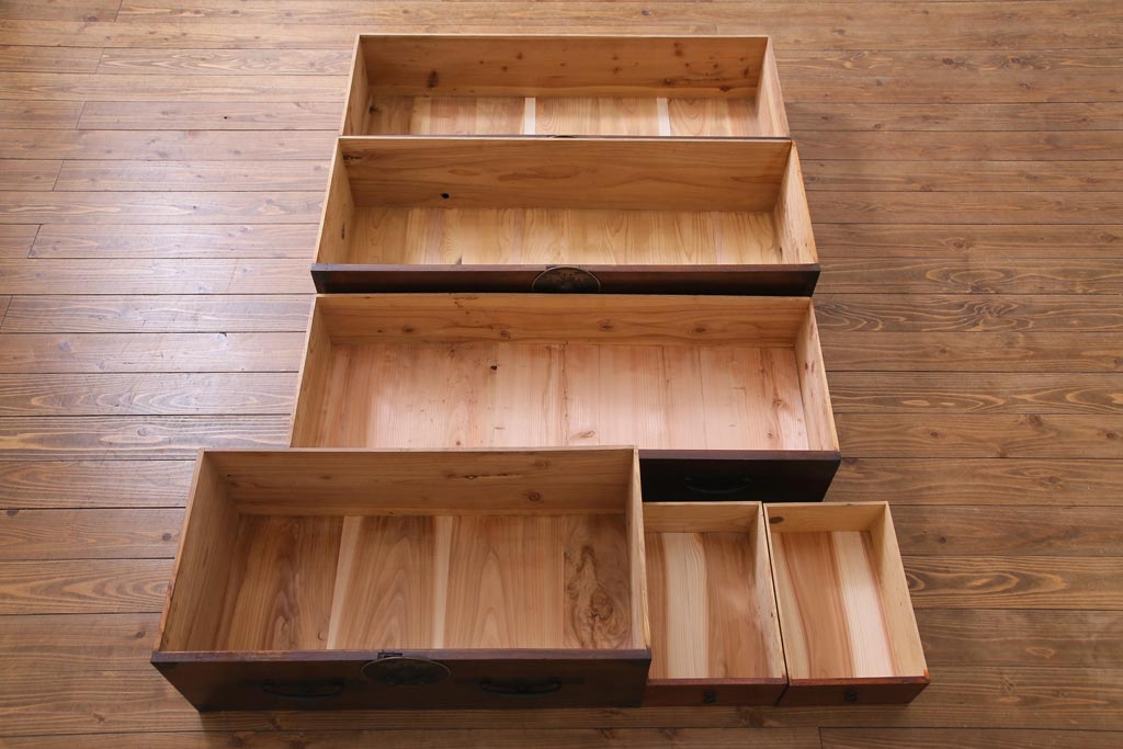 アンティーク家具　和製アンティーク　前面ケヤキ材　鳥モチーフの金具が可愛らしい重ね二本松箪笥(引き出し、衣装箪笥)