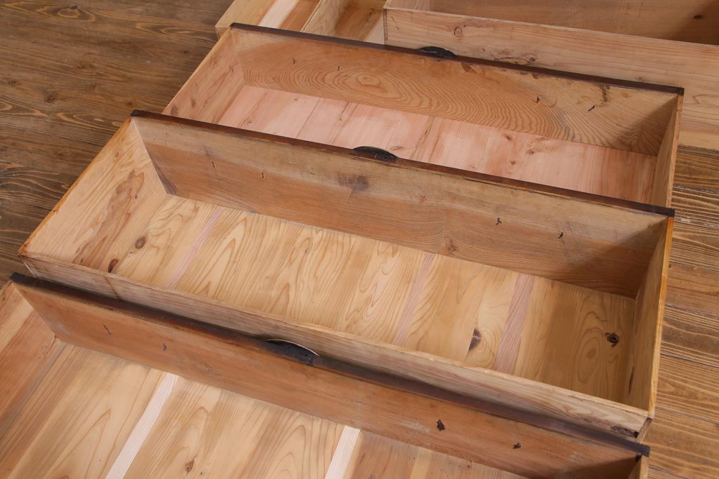 アンティーク家具　和製アンティーク　前面ケヤキ材　鳥モチーフの金具が可愛らしい重ね二本松箪笥(引き出し、衣装箪笥)