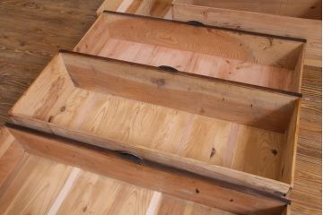 アンティーク家具　和製アンティーク　前面ケヤキ材　鳥モチーフの金具が可愛らしい重ね二本松箪笥(引き出し、衣装箪笥)