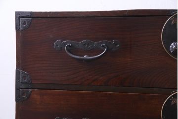 アンティーク家具　和製アンティーク　前面ケヤキ材　鳥モチーフの金具が可愛らしい重ね二本松箪笥(引き出し、衣装箪笥)