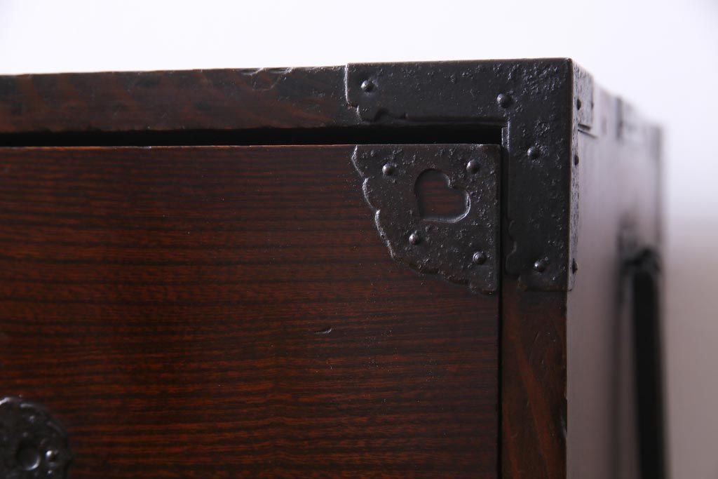 アンティーク家具　和製アンティーク　前面ケヤキ材　鳥モチーフの金具が可愛らしい重ね二本松箪笥(引き出し、衣装箪笥)